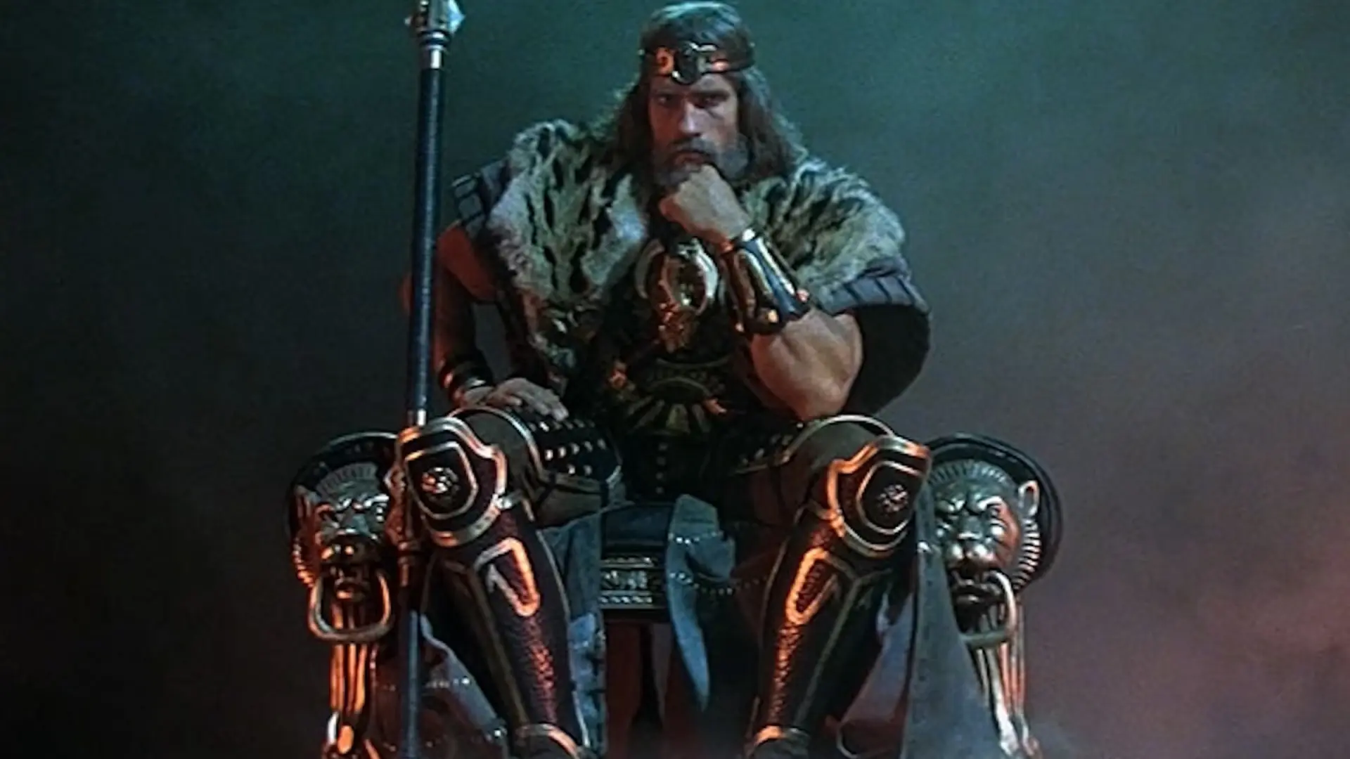 Arnold Schwarzenegger está listo para ser el rey Conan, y lo demuestra recreando los movimientos de la película original