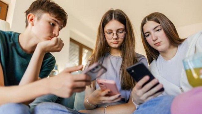 Francia, "liberté" anche per i social: bocciato il divieto per gli under 15
