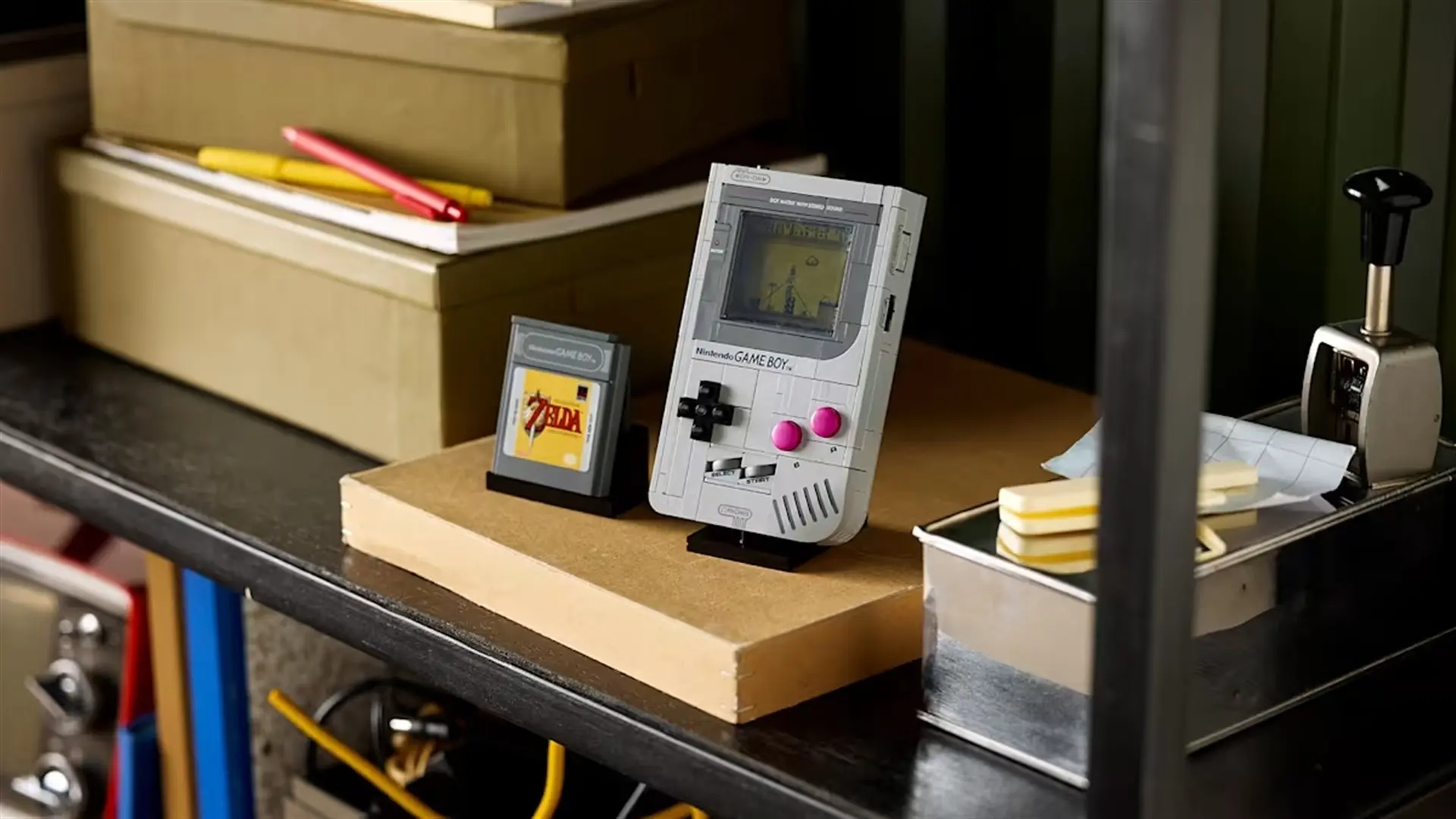Vuelve a los años 90 con LEGO: construye la Game Boy original con sus cartuchos de Mario y Zelda