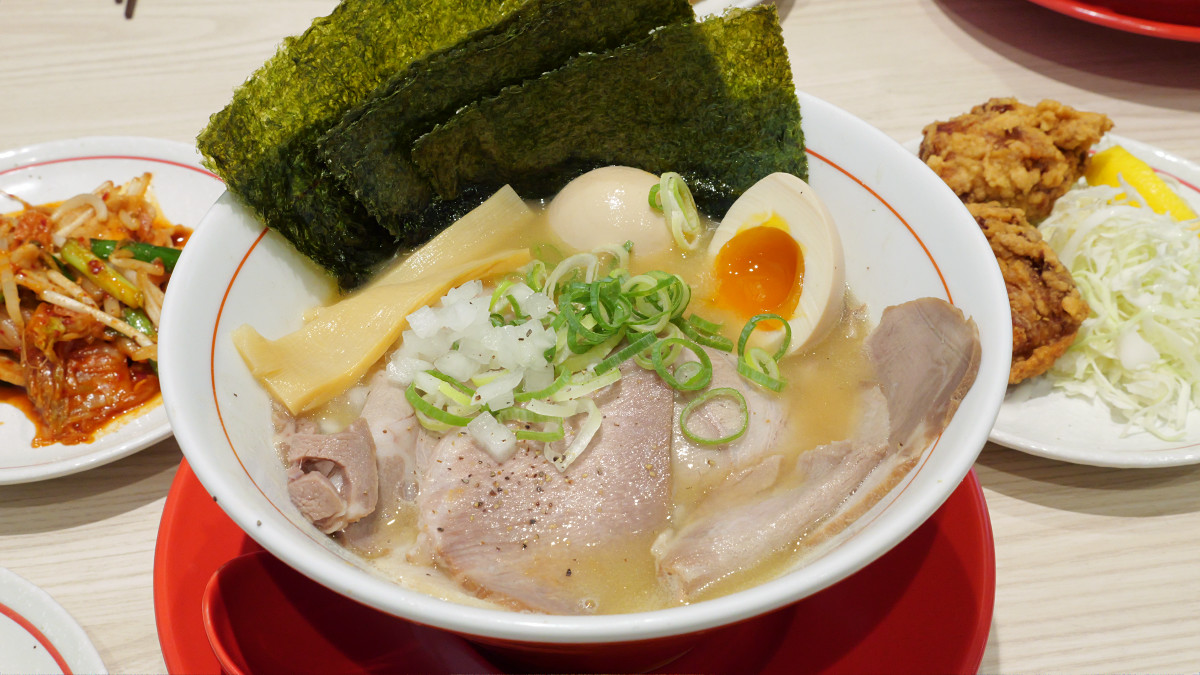 吉野家ホールディングス子会社のラーメン屋「鶏吉」に行ってみたよ、濃厚鶏白湯を醤油・塩・味噌で楽しめる
