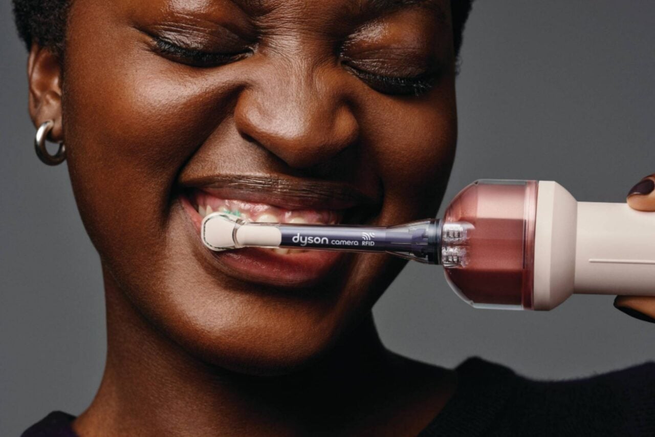 Dyson lance une brosse à dents avec caméra embarquée, un vrai concentré de technologie